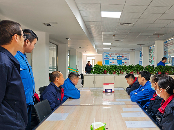 1709858453964370.jpeg 3月7日15點30合成二班全體成員在交接班室學習巾幗勞模大宣講.jpg