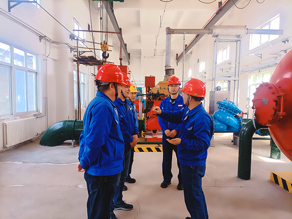 3月19日上午，公司總工程師馬軍忙帶領(lǐng)行政保衛(wèi)部、安全環(huán)保部相關(guān)負(fù)責(zé)人深入191罐區(qū)，開展“全覆蓋、零死角”的重大危險源安全專項檢查。 (3).jpg