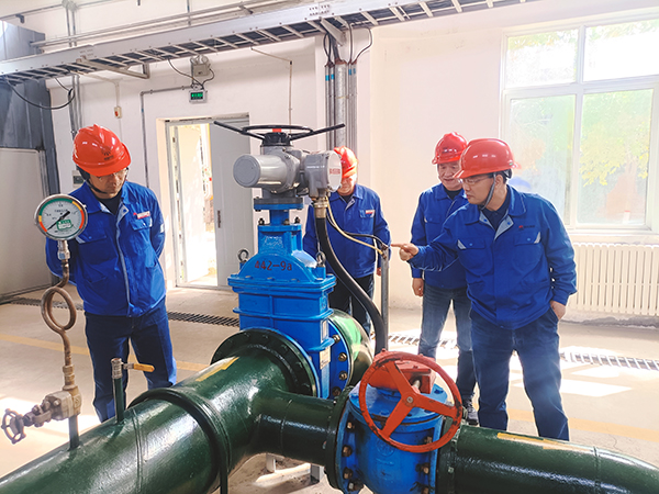 3月19日上午，公司總工程師馬軍忙帶領(lǐng)行政保衛(wèi)部、安全環(huán)保部相關(guān)負(fù)責(zé)人深入191罐區(qū)，開展“全覆蓋、零死角”的重大危險源安全專項檢查。 (1).jpg