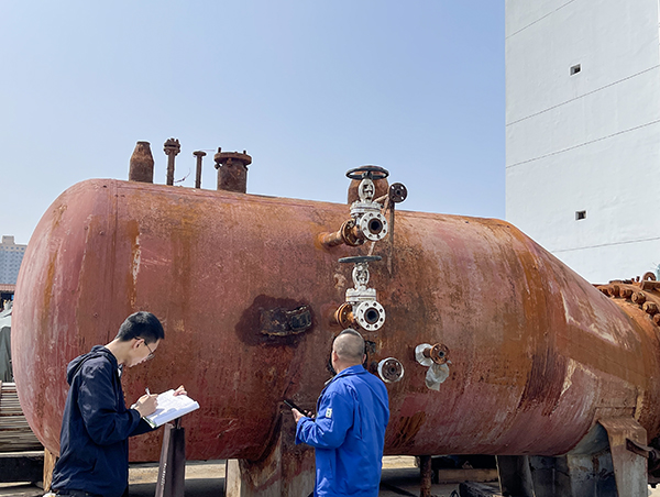 1711443917321365.jpeg 庫(kù)管人員與評(píng)估單位在對(duì)報(bào)廢設(shè)備進(jìn)行資產(chǎn)評(píng)估確認(rèn).jpg