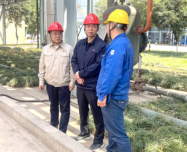 趙總在802搶修現(xiàn)場和車間主任、技術(shù)人員深入交流  600.jpg