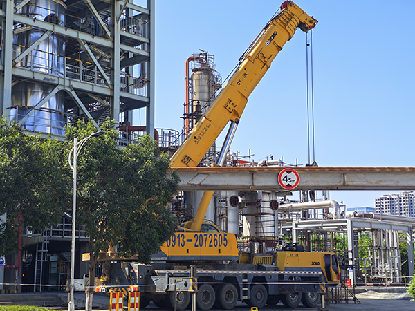 三期大檢修現(xiàn)場隨處可見的身高數(shù)丈、力敵千軍的“大黃蜂”式重量級作業(yè)吊車  600.jpg