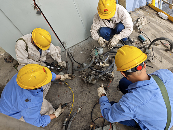 三期大檢修現(xiàn)場，計(jì)控電儀部人員堅(jiān)持做到工完料凈場地清，將現(xiàn)場破損、報(bào)廢的儀表設(shè)備拿回去“二次利用”， 600.jpg