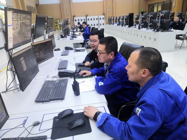 圖1 4月22日，計(jì)控電儀部副部長(zhǎng)賀捷坤、工藝副主任韓曉亮及相關(guān)專(zhuān)業(yè)技術(shù)人員與現(xiàn)場(chǎng)配合乏熱回收開(kāi)車(chē)工作。肖歡 攝.jpg