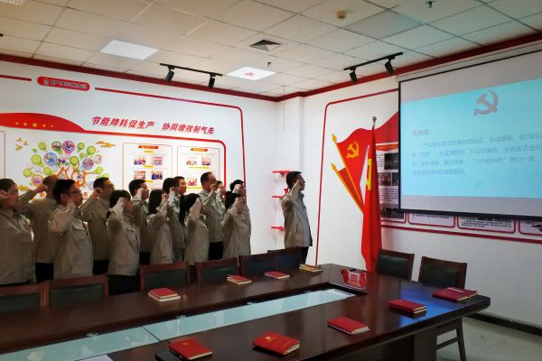 1714099008189226.jpeg 支部書(shū)記楊磊帶領(lǐng)黨員進(jìn)行”清正廉潔承諾“宣誓.jpg