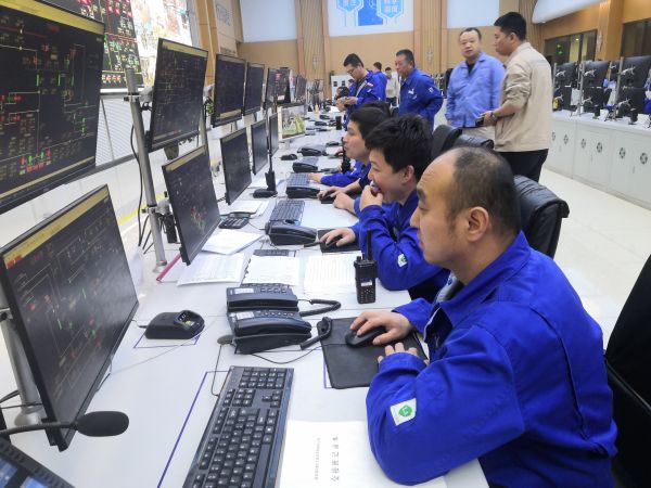 圖2 4月26日，車間管理人員和中控做好停車工作。肖歡 攝.jpg