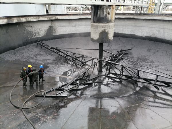 圖1 4月29日，雷仲民帶領清理隊伍清理澄清槽。.jpg