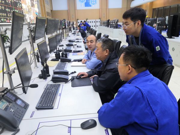 圖2 4月29日，剛從檢修現(xiàn)場回來的雷仲民給青工講解704檢修項目。.jpg