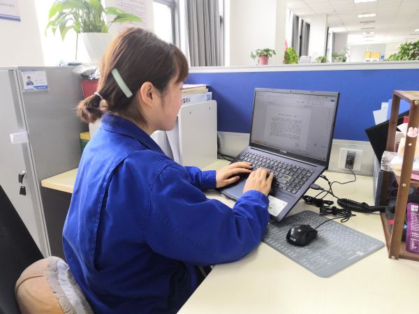 圖1 5月2日，宣傳組組長高丹正在編寫中修稿件。肖歡 攝.jpg