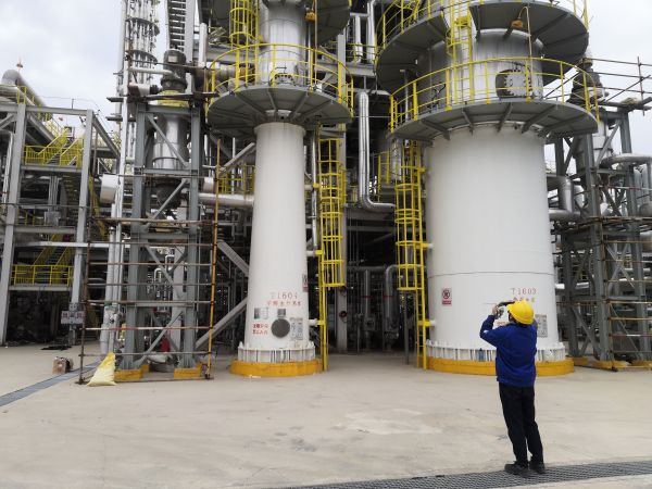 圖2 5月2日，沈思研拍攝T1604甲醇水分離塔拆人孔。肖歡 攝.jpg