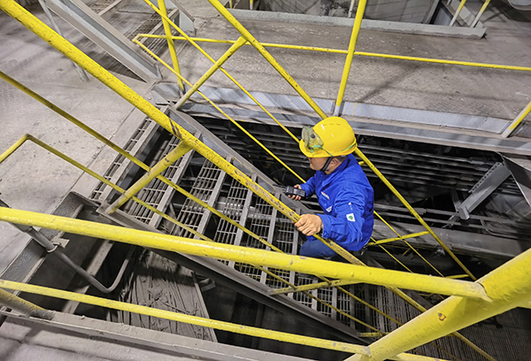 1714872234603236.jpeg 2024年5月4日 青工對(duì)天然氣點(diǎn)火裝置進(jìn)行全面檢查.jpg