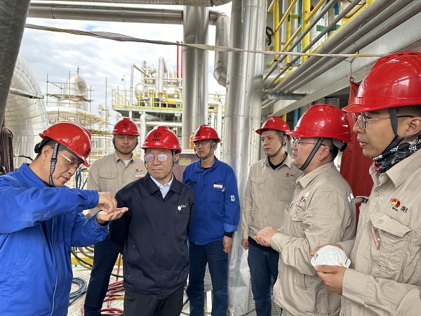 公司領(lǐng)導(dǎo)深入檢修一線  鼓士氣，助檢修.jpg