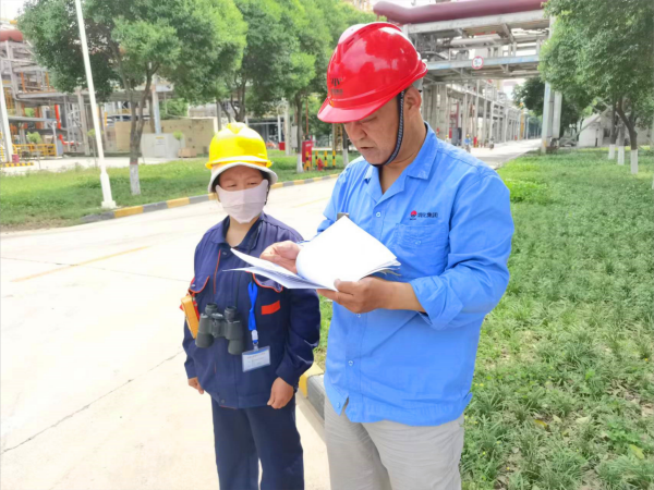 安全生產(chǎn)月期間李風(fēng)明副部長現(xiàn)場(chǎng)安全隱患排查。.png