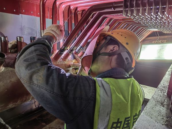 2024年5月20日，動力車間4號鍋爐施工單位檢修人員正在焊接新的省煤器.jpg