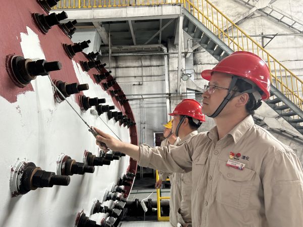 圖2 5月30日下午，制氣車(chē)間黨支部攜手聯(lián)合黨支部開(kāi)展聯(lián)學(xué)聯(lián)建融生產(chǎn)  裝置舊貌換新顏主題黨日活動(dòng)，制氣車(chē)間702磨煤機(jī)刷漆亮化活動(dòng)現(xiàn)場(chǎng)紀(jì)實(shí)。.jpg