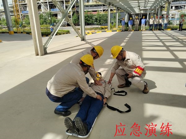 6月12日上午，制氣車間開展丙烯泄漏應(yīng)急演練，上圖為演練中搶救人員對暈倒職工進(jìn)行心肺復(fù)蘇急救紀(jì)實(shí)照片.jpg