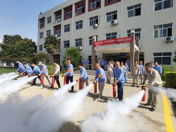 6月13日上午，消防培訓(xùn)結(jié)束后大家分組現(xiàn)場(chǎng)進(jìn)行滅火器模擬使用3.jpg