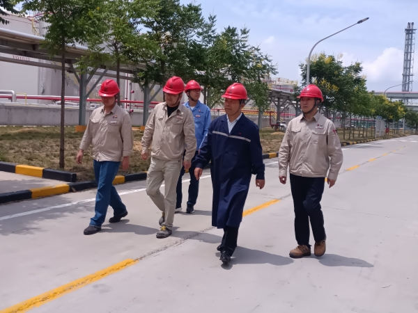 1718873225122547.jpeg 6月20日,公司領導在成品罐區(qū)檢查.jpg