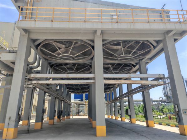 圖1 6月24日，清洗后空冷島實(shí)況。肖歡  攝.jpg