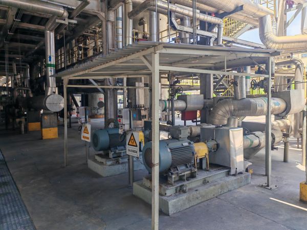 圖2 6月20日，搭建機(jī)泵遮陽棚實(shí)況。肖歡 攝.jpg