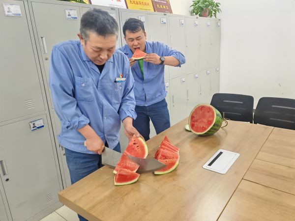 圖3 6月25日，班長雷仲民正在切西瓜。 肖歡 攝.jpg