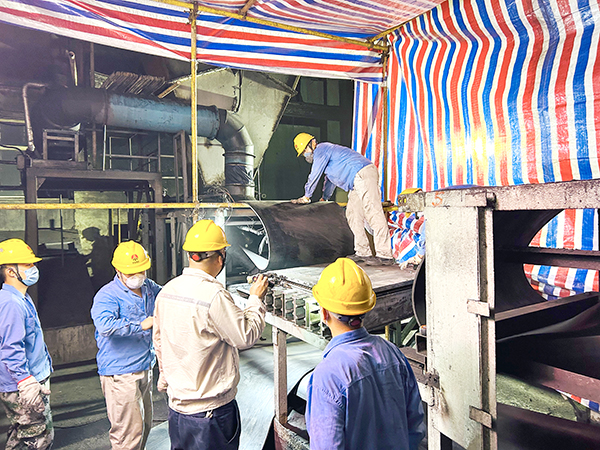 7月3日凌晨，管式帶更換現(xiàn)場，技術(shù)員贠文軍現(xiàn)場確認.jpg