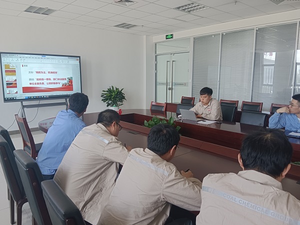 7月4日上午，水汽車間安全員賀文對運(yùn)行一班全體人員進(jìn)行了消防安全培訓(xùn)與典型事故案例分析的專題培訓(xùn)。.jpg