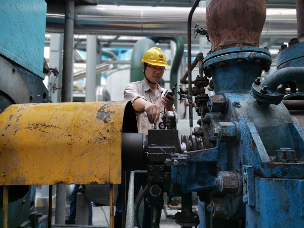 1721183008231988.jpeg 技術(shù)員王明科認(rèn)真測量安裝后各項數(shù)據(jù)指標(biāo).jpg