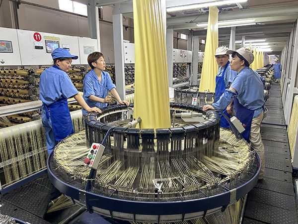 7 月 23 日，老員工手把手地教導轉(zhuǎn)崗新員工調(diào)試機器。.jpg