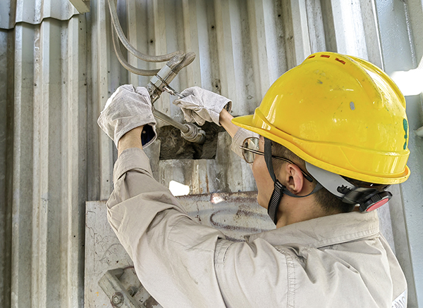 1721811104457095.jpeg 24日副司爐李震發(fā)現4號鍋爐脫銷噴槍活接滴漏,正在緊固.jpg