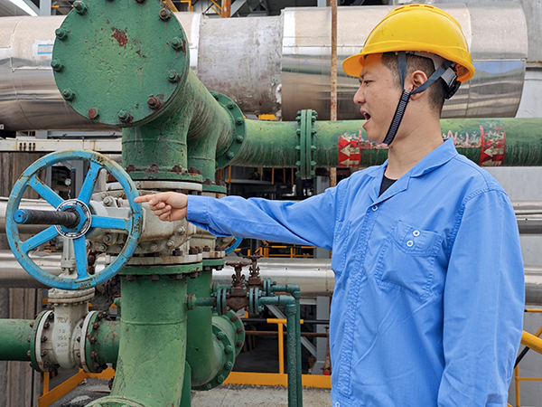 1722210945386527.jpeg 7月28日早九點合成車間氣化現(xiàn)場操作人員陳恒進(jìn)行現(xiàn)場手指口述考試.jpg