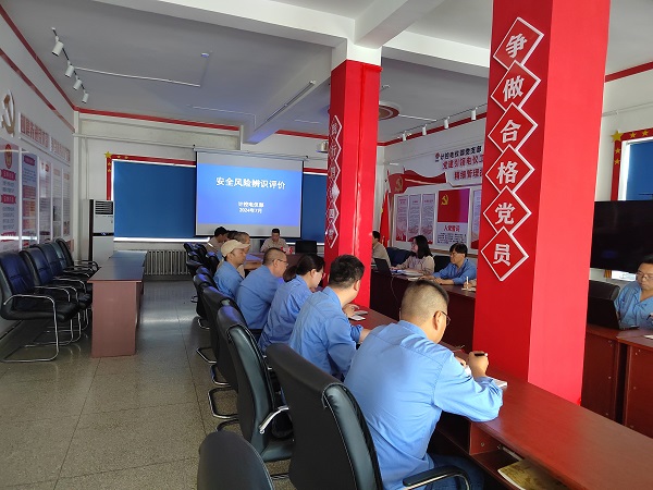 近日，計控電儀部舉行了“安全風(fēng)險辨識評價”總結(jié)會，由部門領(lǐng)導(dǎo)、安全員、各班、段、站長、技術(shù)員組成的安全風(fēng)險評價小組對部門管轄區(qū)域的安全風(fēng)險進行了進一步的辨識評估和總結(jié)1.jpg