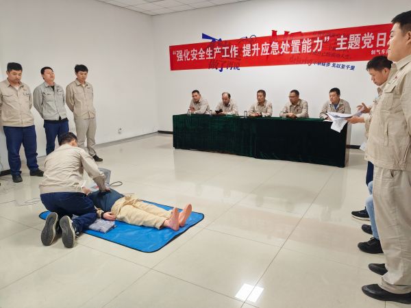 圖2 7月26日，張力演示心肺復(fù)蘇全過程。.jpg