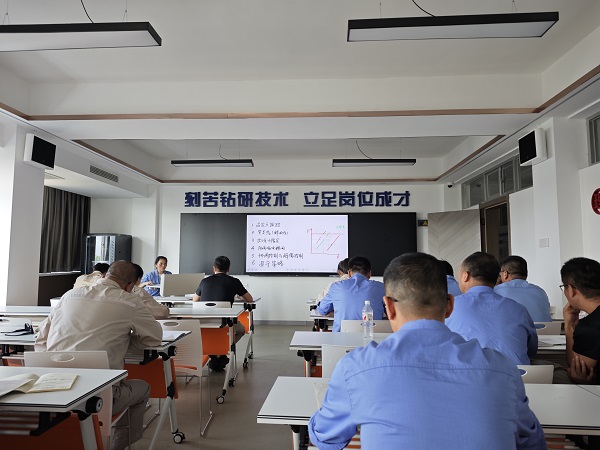 近日，計控電儀部主任工程師馬曉華為部門人員進行了“離心式壓縮機的防喘振控制” 培訓(xùn)1.jpg