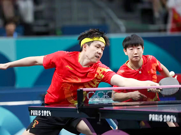 2024年7月30日巴黎奧運(yùn)會(huì)乒乓球混雙決賽，孫穎莎和王楚欽比賽照片.jpg