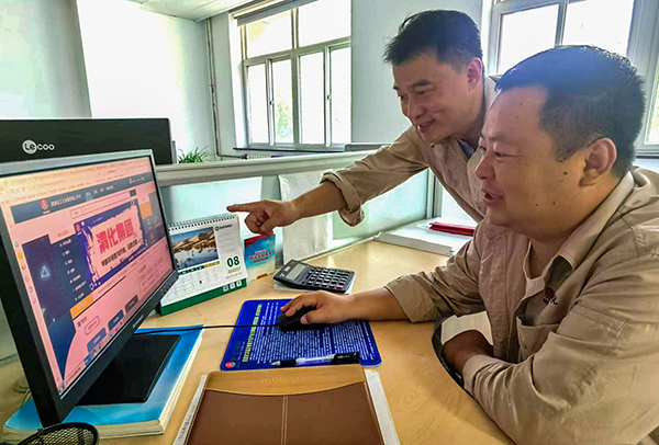 1723710811183279.jpeg 2024年8月劉旭向楊靖軍介紹在陜煤大宗商品交易平臺發(fā)布硫磺交易情況.jpg