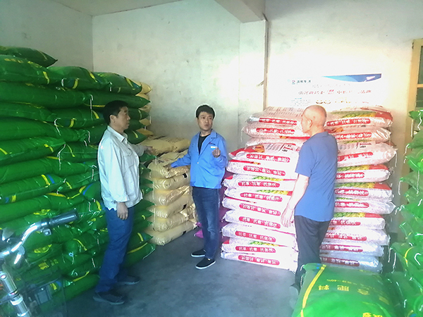 1724122215626208.jpeg 2024年8月市場運銷部彬州分部銷售人員在新民鎮(zhèn)調研渭河牌尿素市場.jpg