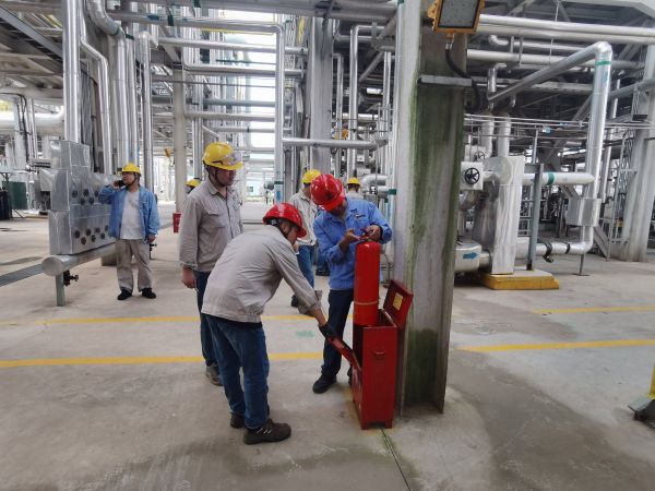 1724370990307263.jpeg 圖3:車間聯(lián)合安全部對(duì)現(xiàn)場消防器材等設(shè)施進(jìn)行檢查.jpg