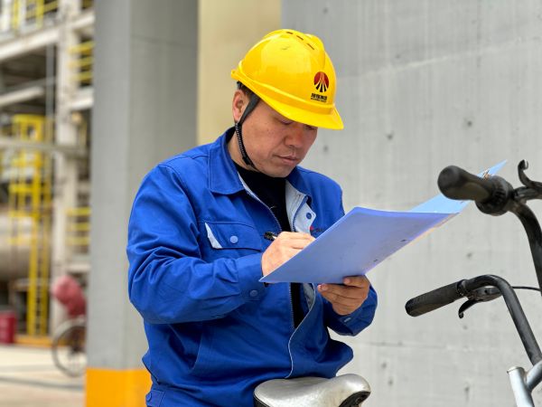 圖2 8月26日，安全員陳科武簽署作業(yè)票據(jù)。.jpg