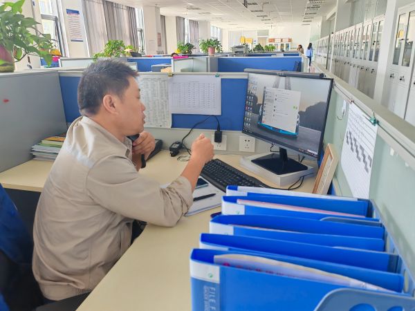 圖1 8月27日，安全員陳科武給現(xiàn)場監(jiān)護人員打電話強調(diào)安全有關(guān)事項。.jpg