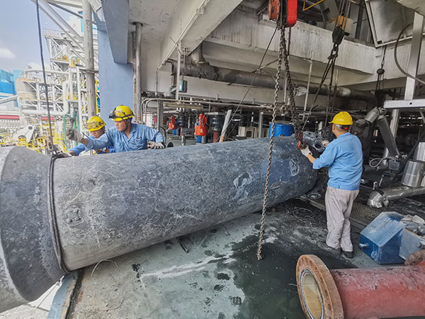 起重工：奮斗一線，繪就精彩   600.jpg