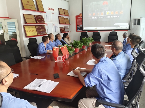 8月28日，車間管理人員觀看警示視頻.jpg