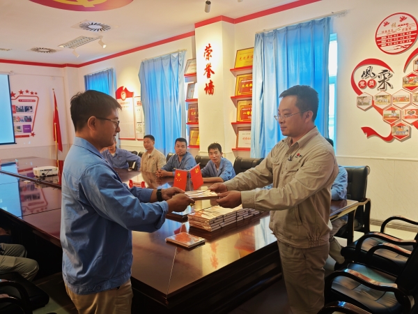 1726101167240522.jpeg 車間負(fù)責(zé)人給職工發(fā)放學(xué)習(xí)筆記.jpg