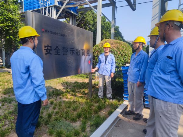 近日，計(jì)控電儀部部門領(lǐng)導(dǎo)和安全員組成專項(xiàng)督查小組對(duì)部門人員進(jìn)行現(xiàn)場(chǎng)安全警示教育.jpg