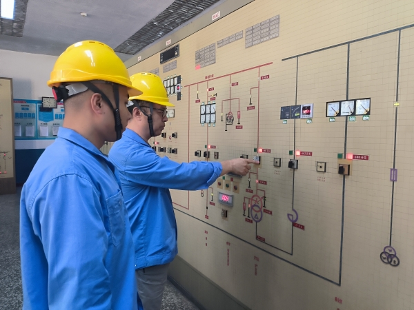 9月14日，運(yùn)行人員老師傅正在對(duì)徒弟進(jìn)行倒閘操作培訓(xùn).jpg