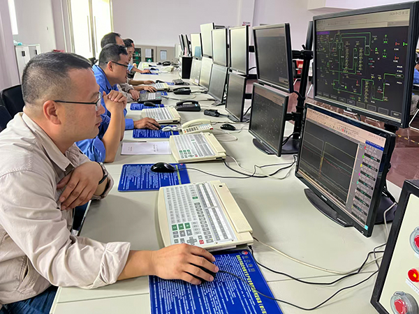 9月23日，車間主任在查看運行曲線來分析有效氣變化.jpg