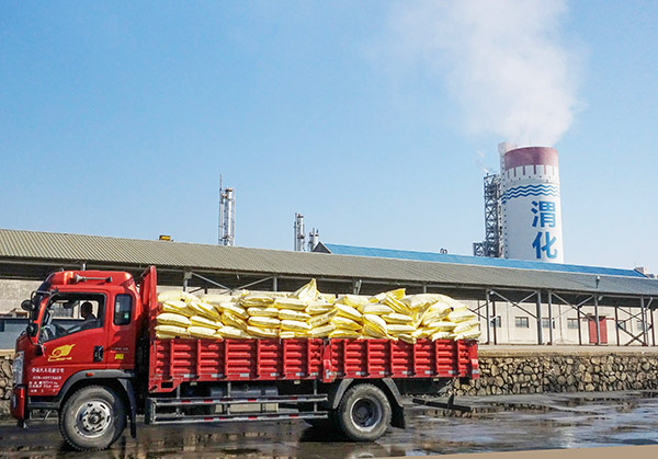 1727943409900576.jpeg 2024年國慶節(jié)運(yùn)銷市場部裝好尿素的車輛出廠.jpg