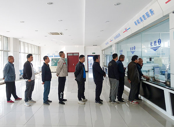 1727943422929414.jpeg 2024年國慶節(jié)運(yùn)銷市場部尿素銷售排隊(duì)開票的人員.jpg