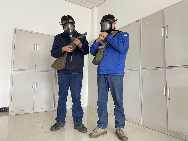 運(yùn)行工段員工正在練習(xí)如何將面具與濾毒罐正確組裝。.jpg