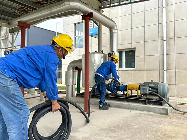 1730601377504781.jpeg 主操張鵬帶領(lǐng)副操檢查現(xiàn)場長流水管線 (1).jpg